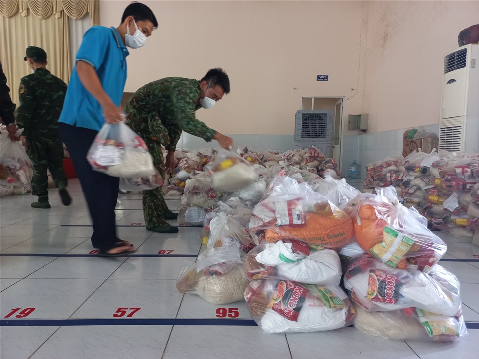 Mỗi phần quà gồm gạo, mì tôm, xì dầu, dầu ăn, đồ hộp. Hiện các chiến sĩ bộ đội ở địa phương đang hỗ trợ LĐLĐ phân chia và đóng gói các phần quà.