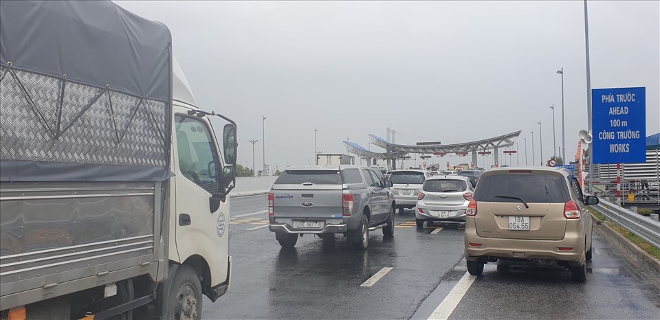 Xe xếp hàng đợi vào Quảng Ninh tại Chốt kiểm soát dịch COVID-19 cầu Bạch Đằng trưa 14.10.2021. Ảnh: Nguyễn Hùng