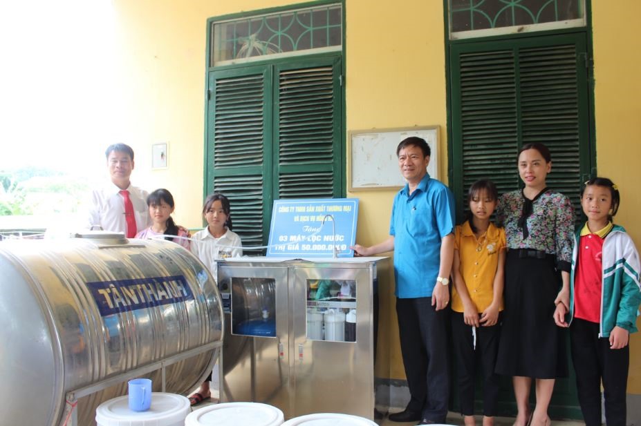 LĐLĐ tỉnh tặng 03 máy lọc cho các Trường học tại xã Háng Lìa huyện Điện Biên Đông