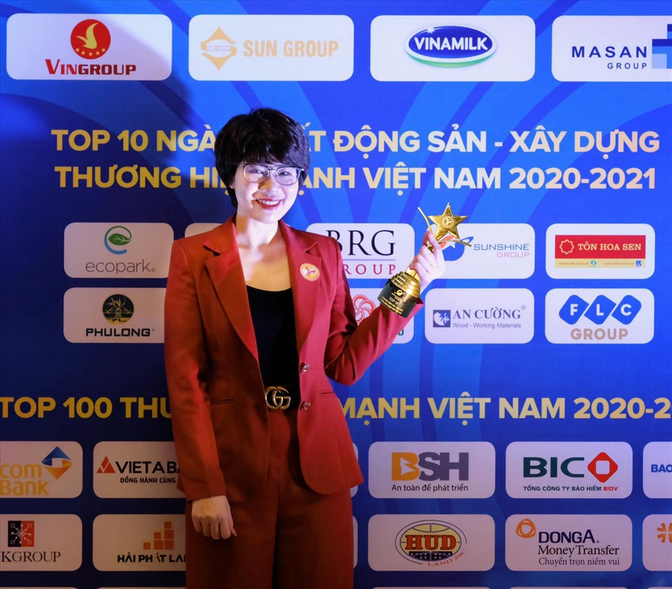 Bà Hoàng Thị Mỹ Bình - Phó Tổng Giám đốc Tập đoàn Sunshine tại Lễ Công bố và vinh danh Thương hiệu mạnh Việt Nam 2020 - 2021. Ảnh: SS