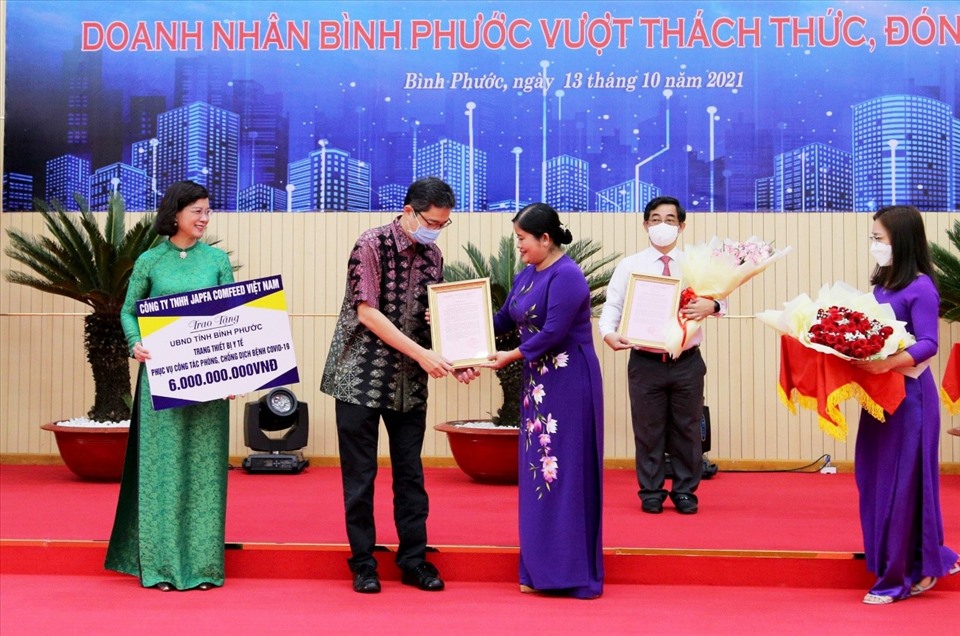 Ông Arif Widjaja - Tổng giám đốc Japfa Việt Nam trao tặng trang thiết bị y tế trị giá 6 tỷ đồng thông qua UBND tỉnh Bình Phước