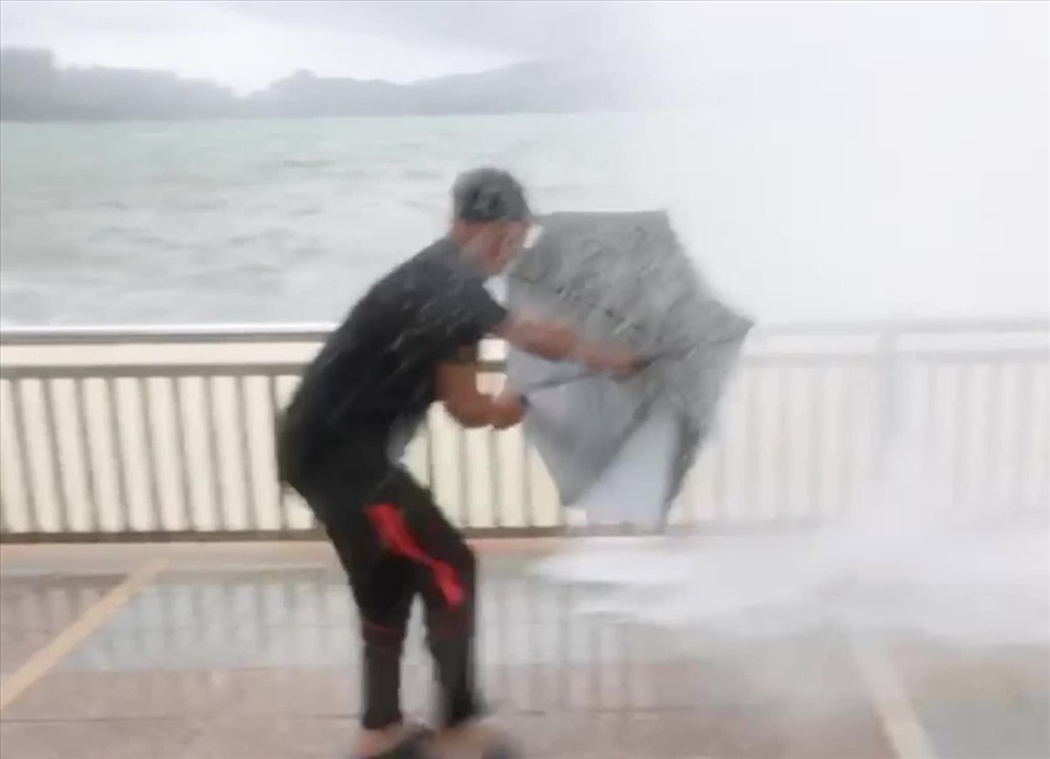Bão Kompasu gây sóng lớn, mưa to ở Hong Kong. Ảnh: Weather