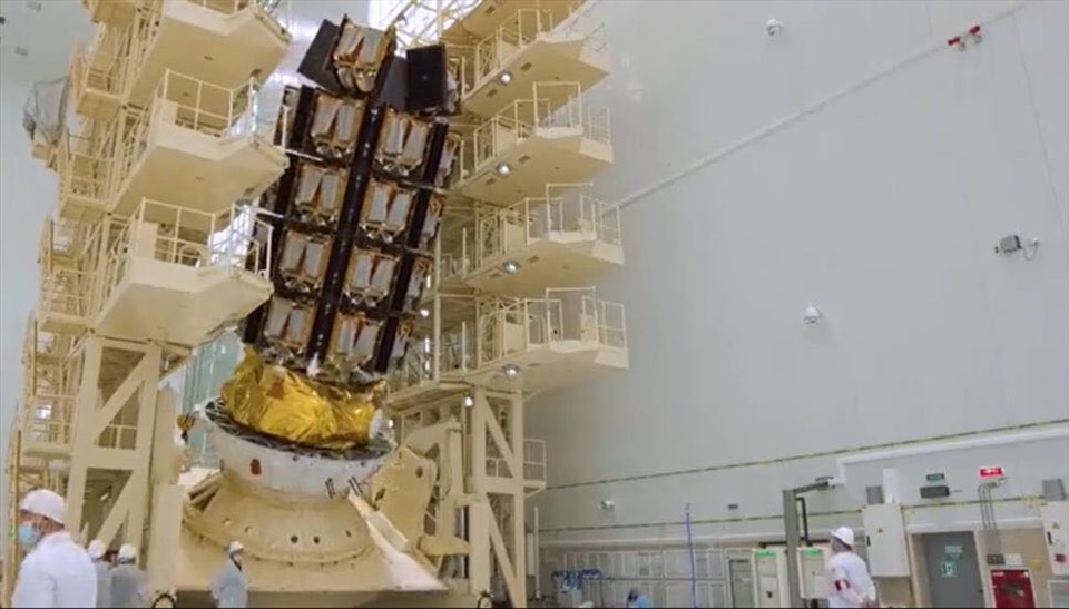 Hình ảnh cho thấy 36 vệ tinh internet OneWeb đang được sắp xếp để chuẩn bị phóng. Ảnh: Arianespace