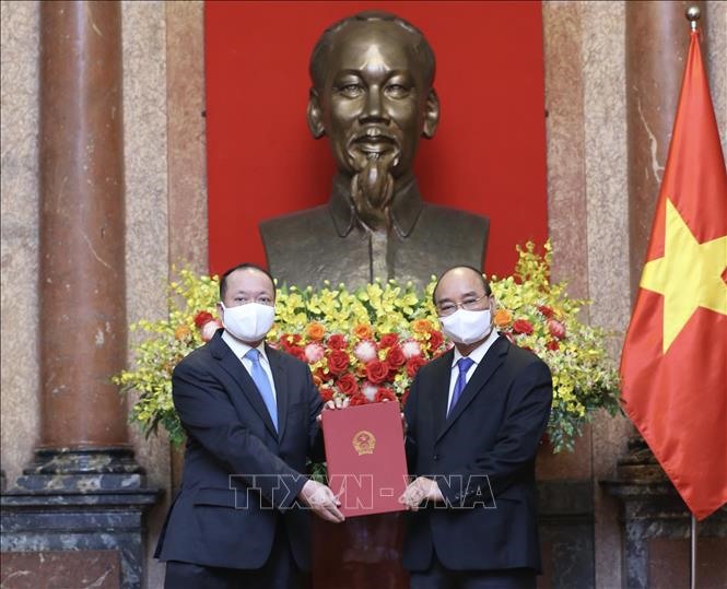Chủ tịch nước Nguyễn Xuân Phúc trao quyết định bổ nhiệm cho Đại sứ Việt Nam tại Ai Cập Nguyễn Huy Dũng. Ảnh: Lâm Khánh/TTXVN