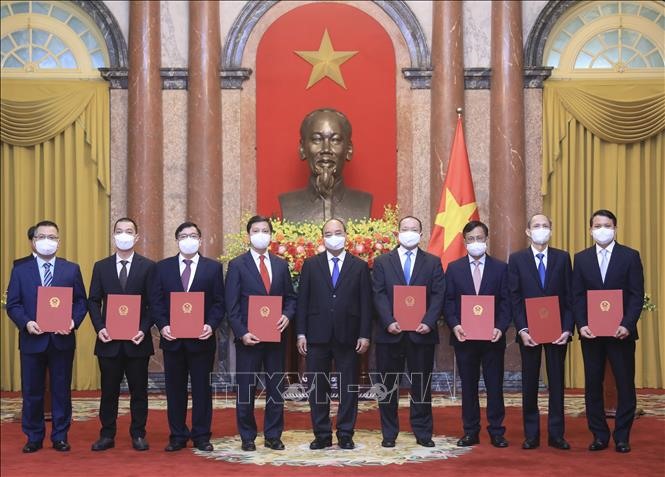 Chủ tịch nước Nguyễn Xuân Phúc trao quyết định bổ nhiệm 8 đại sứ Việt Nam tại các nước nhiệm kỳ 2021 - 2024. Ảnh: Lâm Khánh/TTXVN