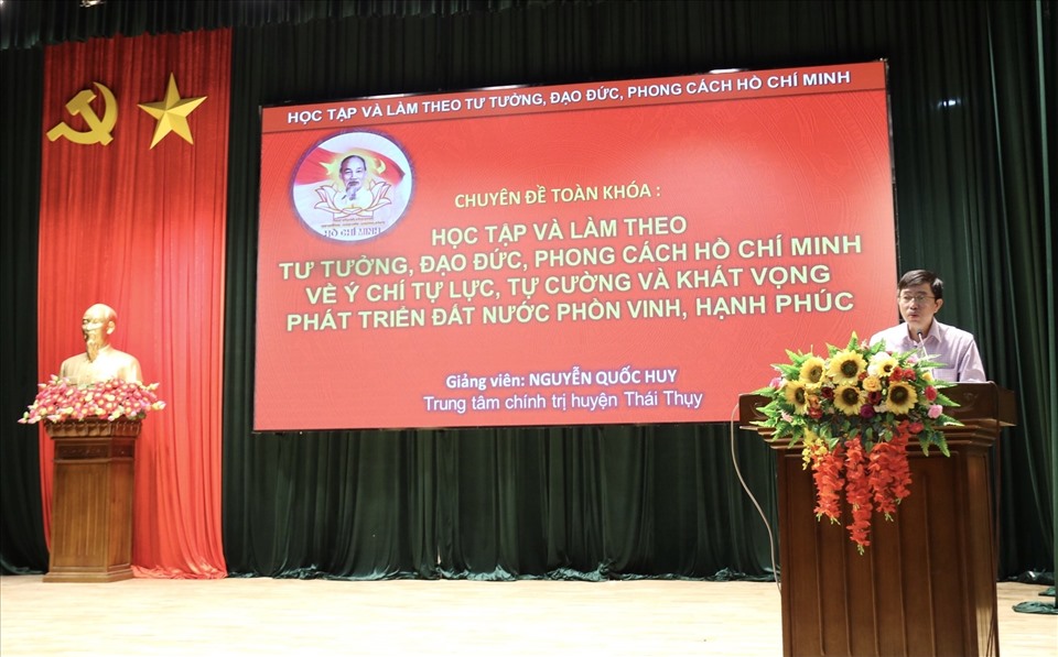 Ông Nguyễn Quốc Huy - Phó Giám đốc Trung tâm chính trị huyện Thái Thụy truyền đạt những nội cơ bản trong chuyên đề tư tưởng, đạo đức, phong cách Hồ Chí Minh tới các đại biểu. Ảnh B.M