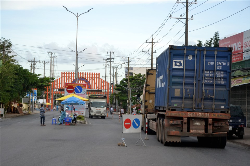 Sau khi có Nghị quyết 128, lượng xe ra /vào địa phận An Giang cũng nhiều hơn. Ảnh: Ag