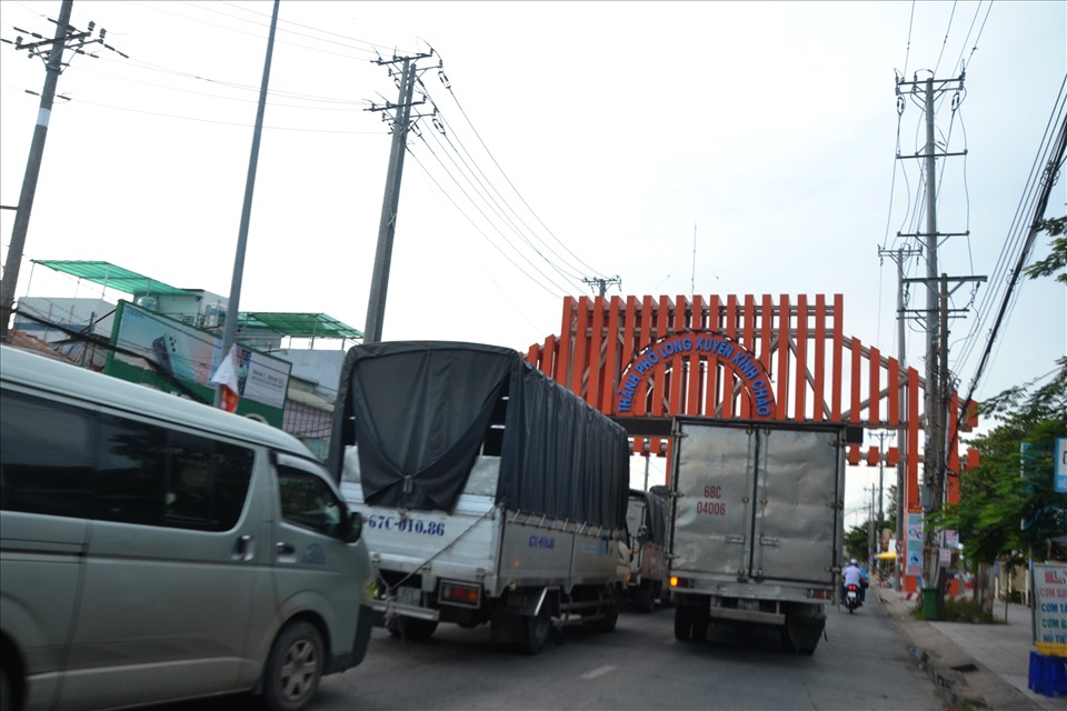 Với việc rút ngắn thời gian thông xe, lượng xe chở hàng từ An Giang đi các nơi cũng nhiều hơn, nhanh hơn. Ảnh: AG
