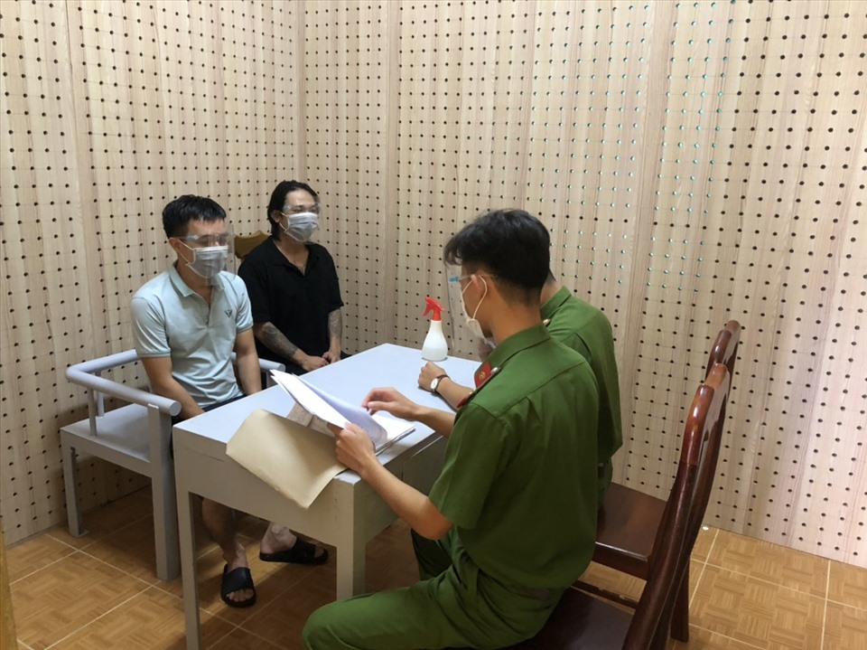 Công an Đắk Song (tỉnh Đắk Nông) bắt giữ 2 đối tượng truy nã khi đang lẩn trốn tại thành phố Hồ Chí Minh. Ảnh: Minh Khuê