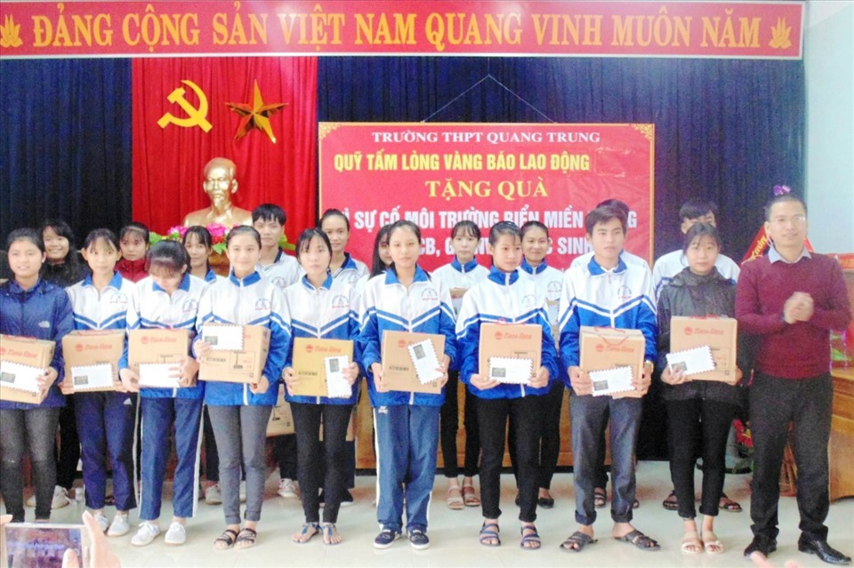 Đại diện Quỹ XHTT Tấm lòng vàng trao hỗ trợ cho học sinh trên địa bàn tỉnh Quảng Bình. Ảnh: LPL