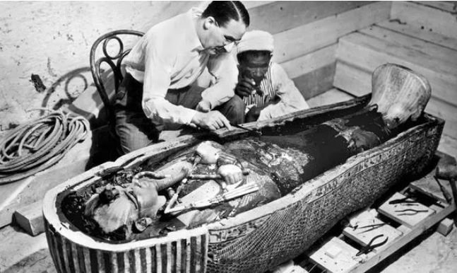 Nhà Ai Cập học Howard Carter phát hiện ra lăng mộ Tutankhamun năm 1922. Ảnh: AFP/Getty
