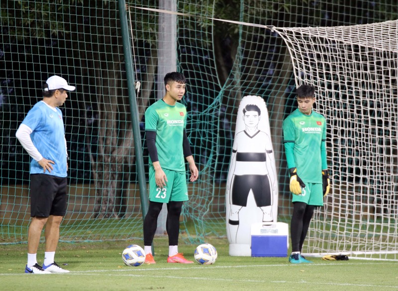 Thủ môn Văn Toản được huấn luyện viên thủ môn Kim Hyun-tae hướng dẫn các bài tập riêng. Ảnh: VFF