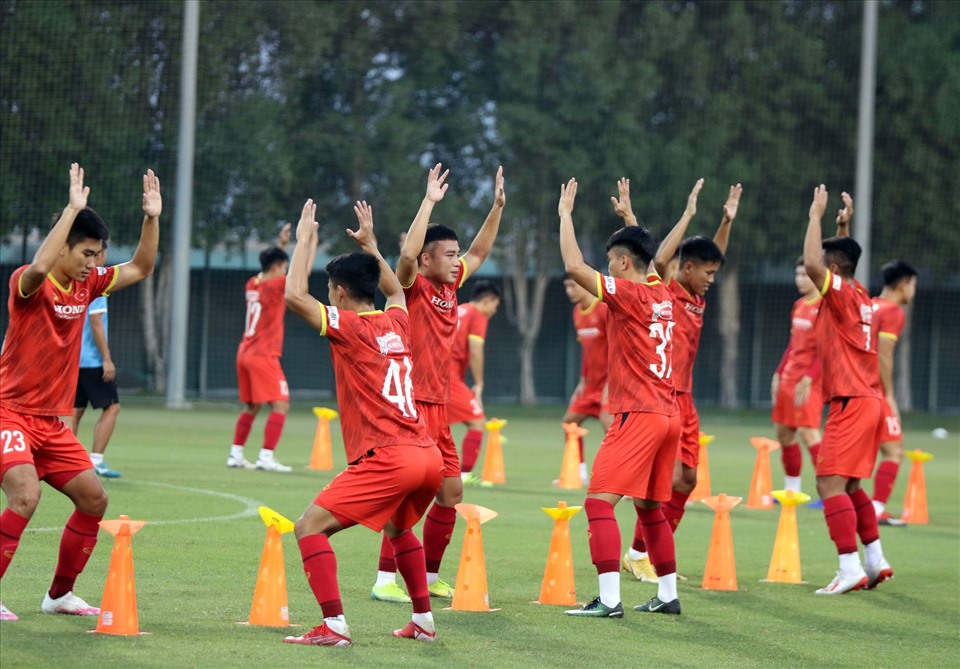 Theo kế hoạch, ngày 17.10, U23 Việt Nam sẽ có trận đấu giao hữu với U23 Kyrgystan. Đây cũng là trận đấu giao hữu quốc tế thứ 2 của đội trong đợt tập huấn tại UAE, đồng thời cũng là trận đấu mang tính tổng duyệt về lực lượng, lối chơi trước khi chốt lại danh sách xuống còn 23 cầu thủ.