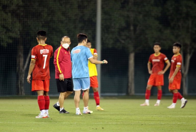 Huấn luyện viên Park Hang-seo tập trung quan sát và vào sân thị phạm cầu thủ trong những tình huống cần thiết. Ảnh: VFF
