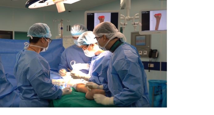 Các bác sĩ Trung tâm CTCH&YHTT của Vinmec trong ca mổ dài 4h thay xương cho bệnh nhân Ngô Thị Tuất.