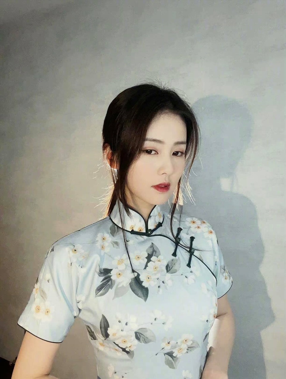 Nữ diễn viên là một trong những nữ diễn viên Trung Quốc thành công dựa vào thực lực và khả năng diễn xuất dù chưa từng học qua trường lớp dạy diễn xuất chính thống nào, điều này giúp Bạch Lộc hoàn phá vỡ định kiến về việc xuất thân là một hotgirl mạng xã hội.