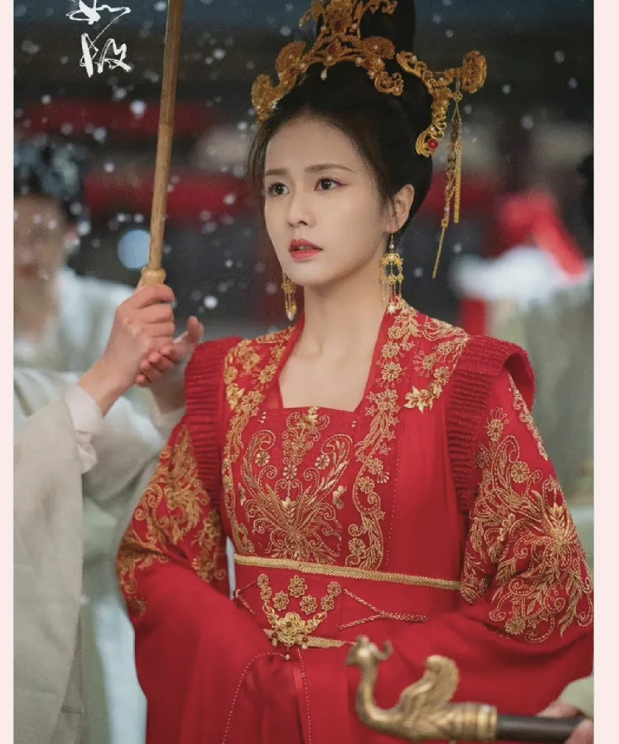 Khoảnh khắc nữ diễn viên mặc đồ đỏ, leo lên thành cao giữa màn tuyết trắng đã viral khắp mạng xã hội, khiến An và nhiều khán giả vốn không mấy quan tâm đến Bạch Lộc, nay phải nhớ mặt, nhớ tên.