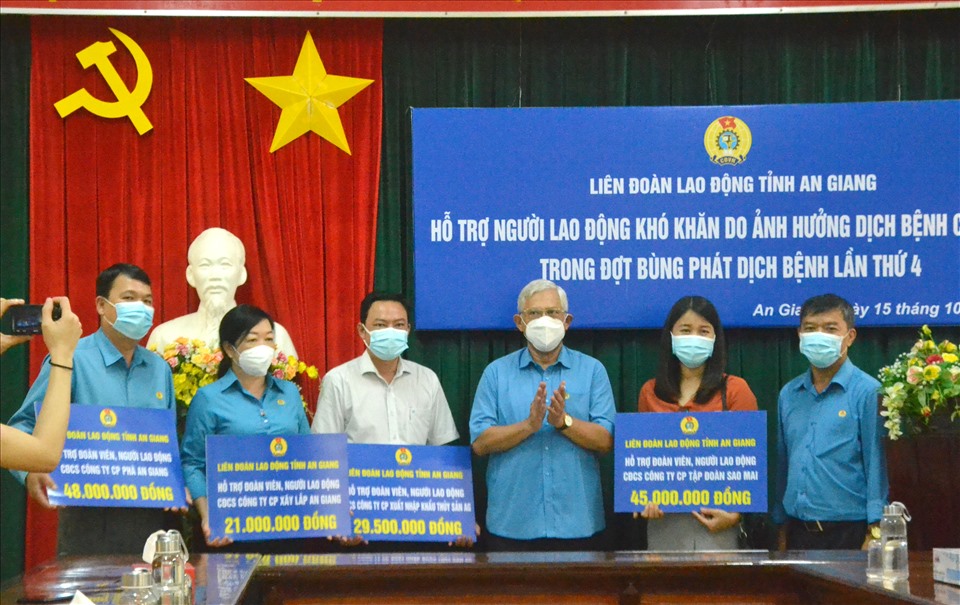 Chủ tịch LĐLĐ tỉnh An Giang Nguyễn Thiện Phú trao hỗ trợ cho đại diện CĐCS có đông người lao động. Ảnh: LT