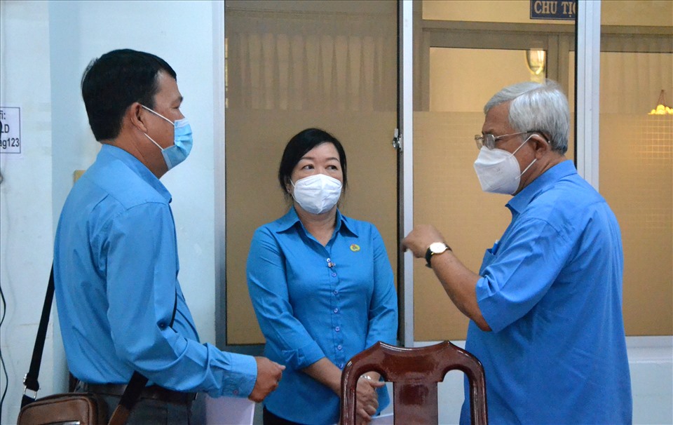 Chủ tịch LĐLĐ tỉnh An Giang Nguyễn Thiện Phú chia sẻ với lãnh đạo CĐCS có đông người lao động bị ảnh hưởng bởi dịch COVID-19. Ảnh: