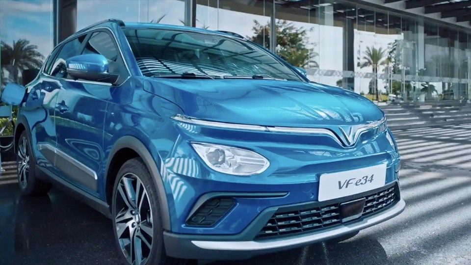 10h sáng nay (15.10), VinFast đã chính thức ra mắt xe điện thông minh đầu tiên tại thị trường Việt Nam, mẫu VF e34. Mẫu ôtô điện đầu tiên do VinFast sản xuất được định vị ở phân khúc SUV/crossover hạng C. Hiện mẫu xe này được VinFast niêm yết mức giá 690 triệu đồng (đã bao gồm VAT).