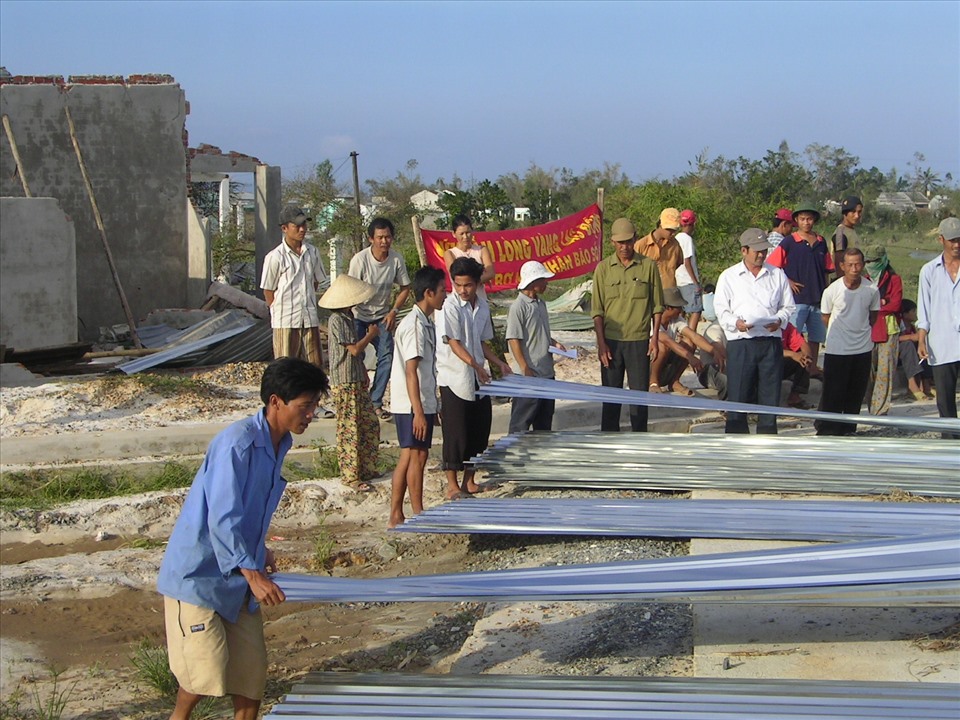 Quỹ Tấm Lòng Vàng Lao Động hỗ trợ tấm lợp cho người dân vùng bão lũ miền Trung. Ảnh: Thanh Hải
