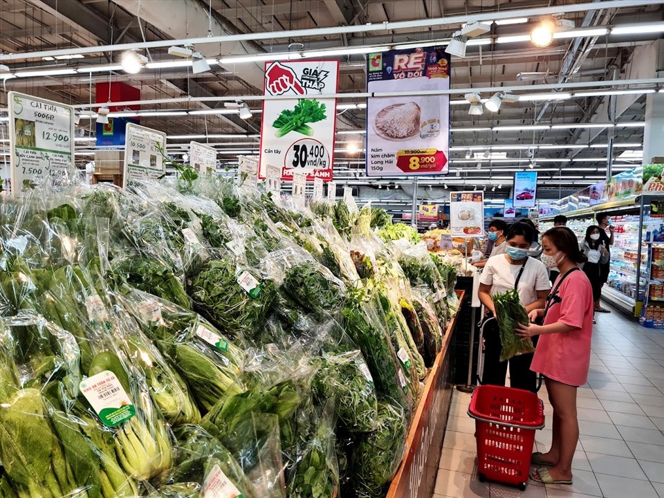 Nguồn cung rau xanh tại siêu thị và các chợ vẫn dồi dào. Ảnh: Vũ  Long