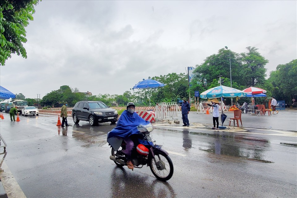 Tại chốt kiểm soát trên QL2 hướng vào Vĩnh Phúc đã được nới lỏng. Ảnh: Tô Thế