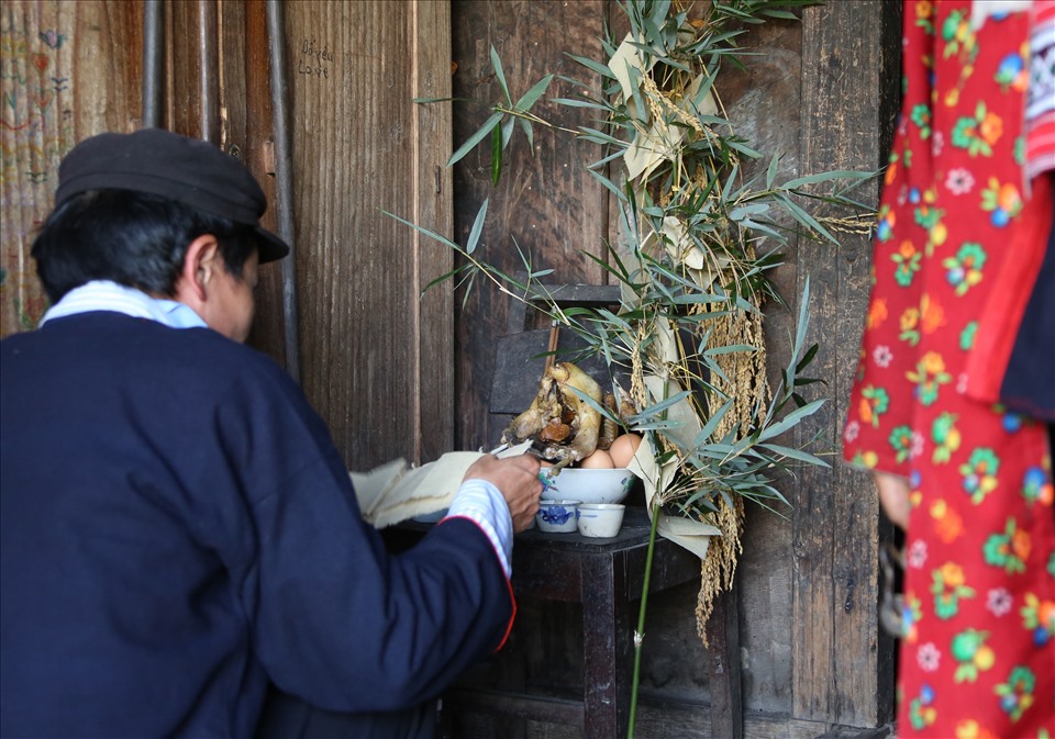 Thầy cúng thực hiện nghi lễ trong lễ cúng hồn lúa tại nhà ông Triệu Chòi Hín ở xã Hồ Thầu.
