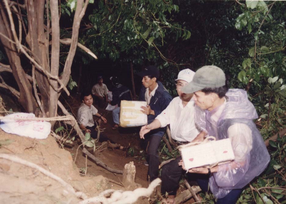 Quỹ Tấm lòng vàng được phóng viên Miền Trung và các đội viên đội công tác xã hội băng rừng Hải Vân, đưa hàng cứu trọ ra Huế năm 1999. Ảnh T.H
