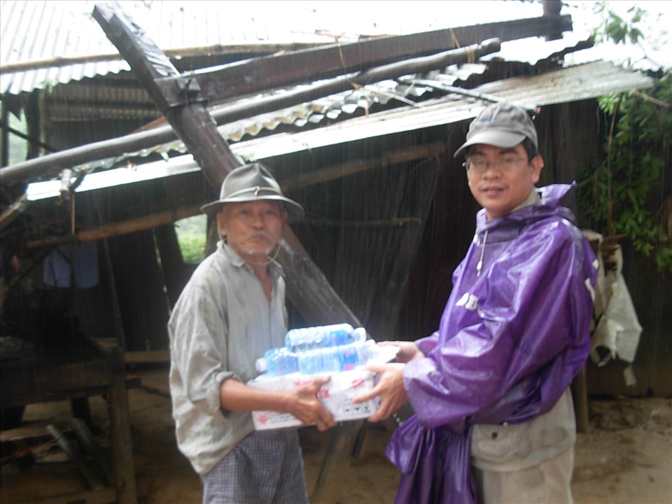 Phóng viên Trường Tâm Thư đưa hàng hóa cứu trợ đến người dân Quảng Nam trong mưa gió bời bời. Ảnh TH