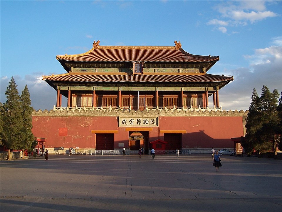 Thần Ngọ Môn, Bắc Môn. Bảng tên ở dưới ghi “Bảo tàng Cố cung“. Ảnh: Wiki