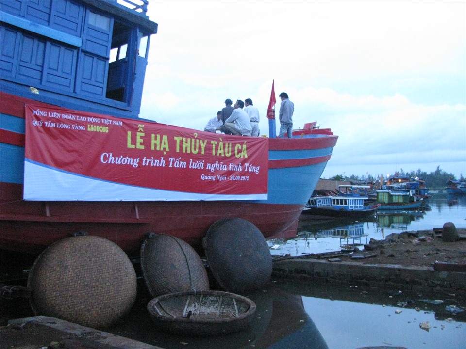 Con tàu đầu tiên được Quỹ Tấm lòng vàng Lao Động trao tặng cho ngư dân miền Trung (2012). Ảnh: Thanh Hải