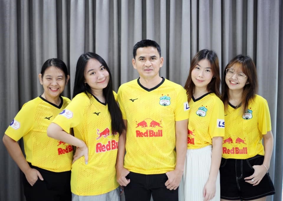 Gia đình huấn luyện viên Kiatisak khoe bộ ảnh với áo đấu của câu lạc bộ Hoàng Anh Gia Lai. Ảnh: FBNV