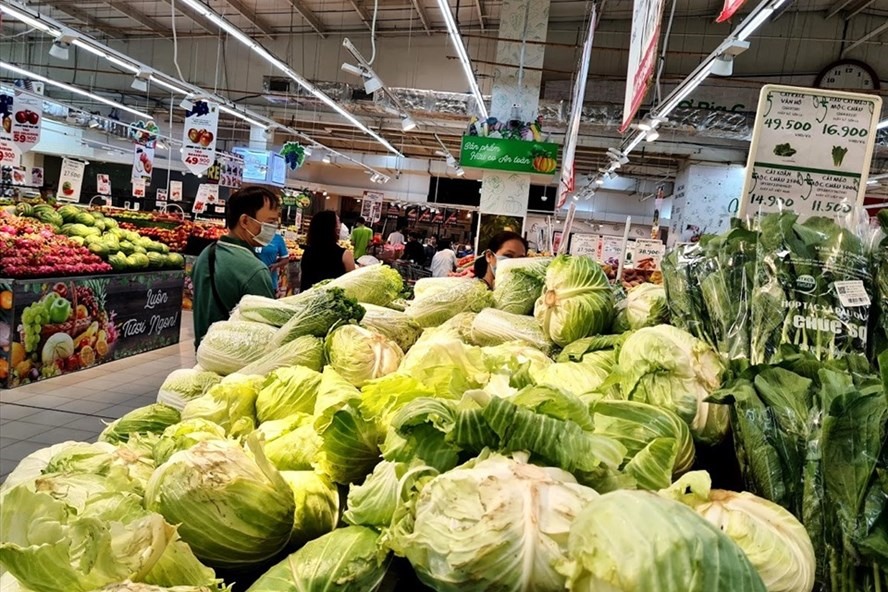 Giá rau xanh tại các siêu thị ổn định hơn tại các chợ dân sinh do lượng siêu thị chủ động nhập vào với số lượng lớn. Ảnh: Vũ Long