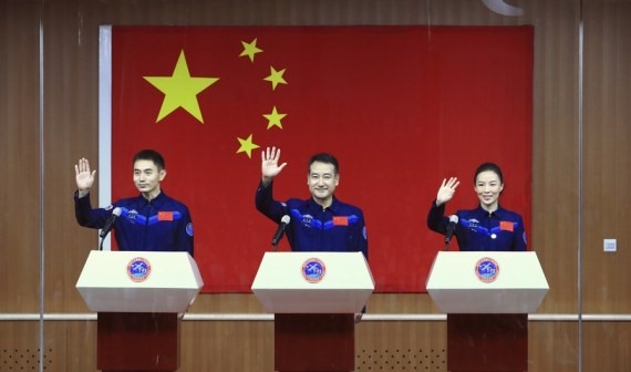 Các phi hành gia Trung Quốc trong sứ mệnh Thần Châu 13 Trác Chí Cương (giữa), Vương Á Bình (phải) và Ye Guangfu gặp gỡ báo chí ngày 14.10 trước khi phóng lên trạm vũ trụ. Ảnh: Tân Hoa Xã