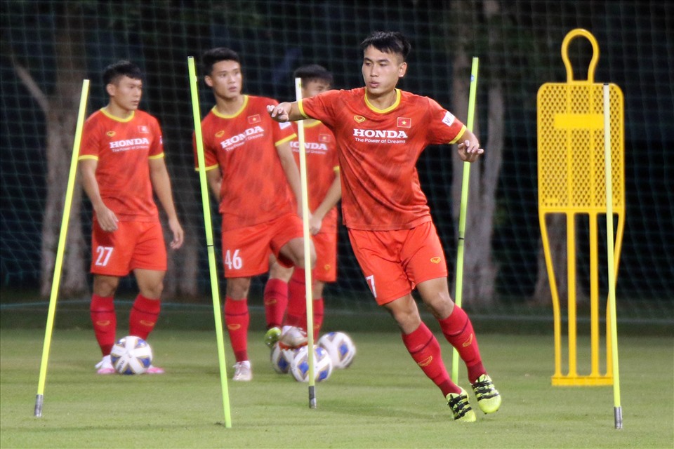 Dưới sự uốn nắn của ông thầy người Hàn Quốc, các cầu thủ ra sức tập luyện để gia tăng cơ hội cạnh tranh suất dự Vòng loại U23 Châu Á 2022. Ảnh: VFF