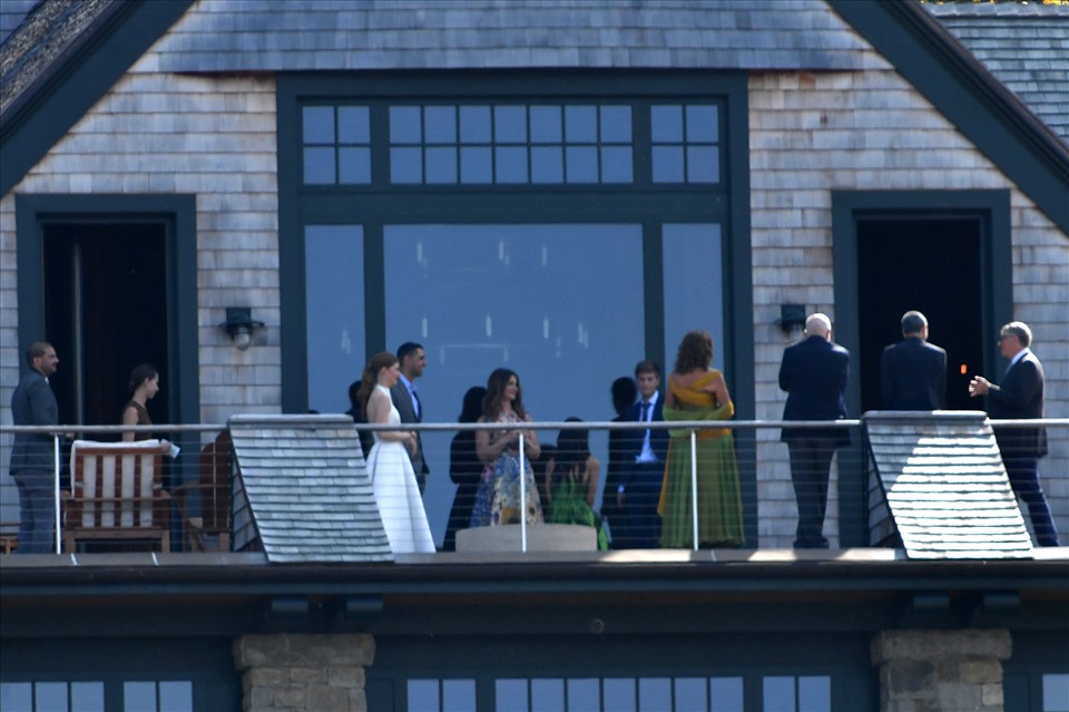 Jennifer Gates và hôn phu Nayel Nassar trong một buổi chụp ảnh ngoài trời tại khu bất động sản ở North Salem, New York. Ảnh: Paul Martinka