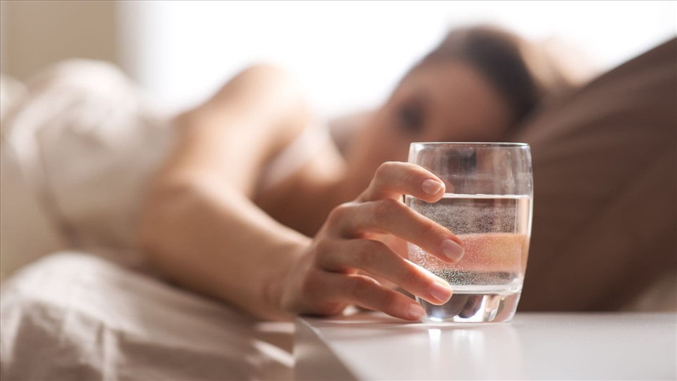 Nên uống cốc nước ấm vào mỗi buổi sáng để giúp cơ thể khỏe khoắn, tinh thần sảng khoái hơn. Ảnh: Xinhua