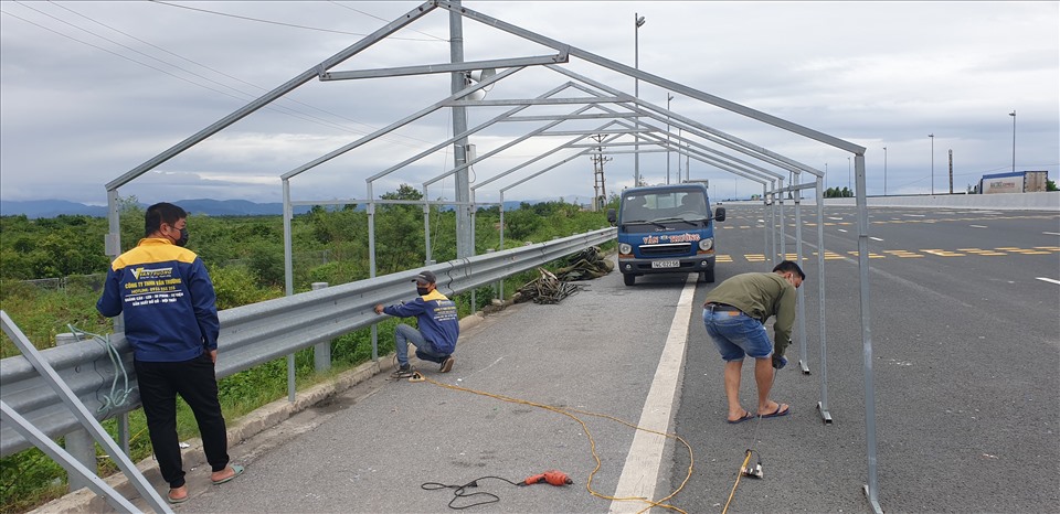 Lán kiểm soát người và xe từ Quảng Ninh ra ngoài tại Chốt kiểm soát cầu Bạch Đằng chiều nay (16.1) đã được tháo dỡ. Ảnh: Nguyễn Hùng
