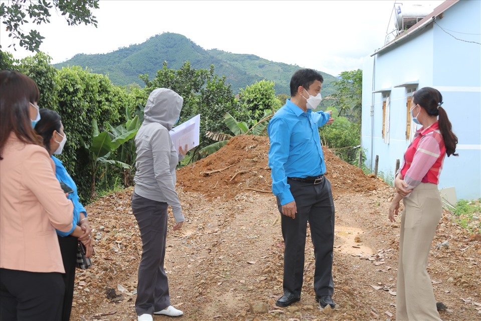 Ngay sau dịch LĐLĐ Khánh Hoà tổ chức đoàn đi khảo sát đợt 3 để kịp hỗ trợ đoàn viên có nhà ở trước Tết. Ảnh: Phương Linh