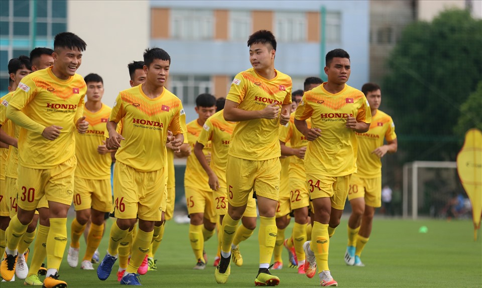 Những cá nhân được “quy hoạch” cho vị trí “nhạc trưởng” trong lối chơi của U23 Việt Nam như Hữu Thắng, Hai Long, Hoàng Anh không thực sự là những cầu thủ xuất chúng. Ảnh: Hoài Thu
