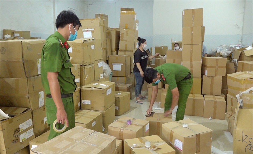 Phòng Cảnh sát Kinh tế Công an tỉnh An Giang kiểm tra công ty sản xuất mỹ phẩm tại khu đô thị Sao Mai, huyện Châu Phú, Ảnh: VT