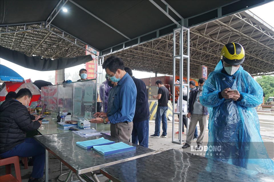 Người dân từ các tỉnh thành về Thanh Hóa đều phải trải qua quá trình khai báo y tế tại chốt kiểm soát đầu tỉnh.