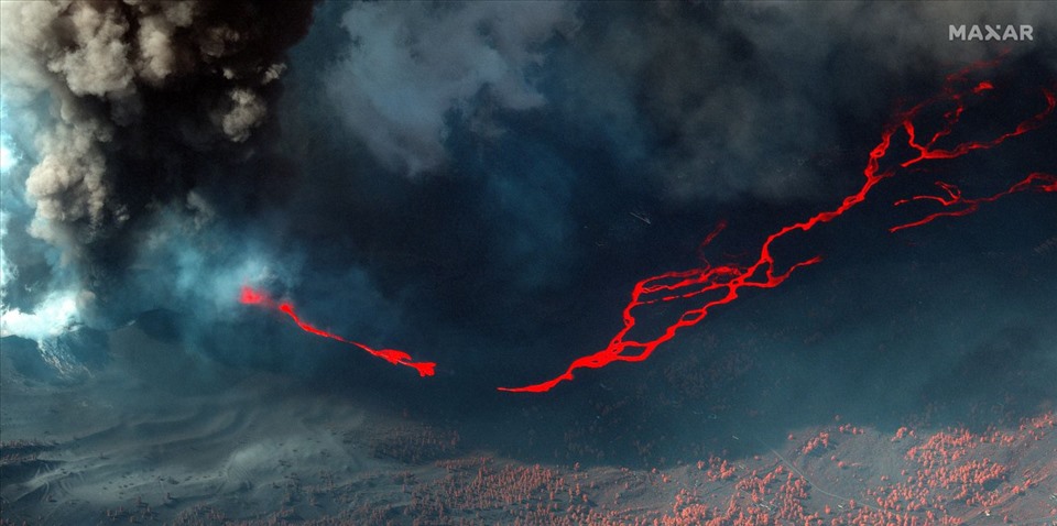 Núi lửa Cumbre Vieja trên đảo La Palma của Tây Ban Nha nhìn từ không gian. Ảnh: Maxar Technologies