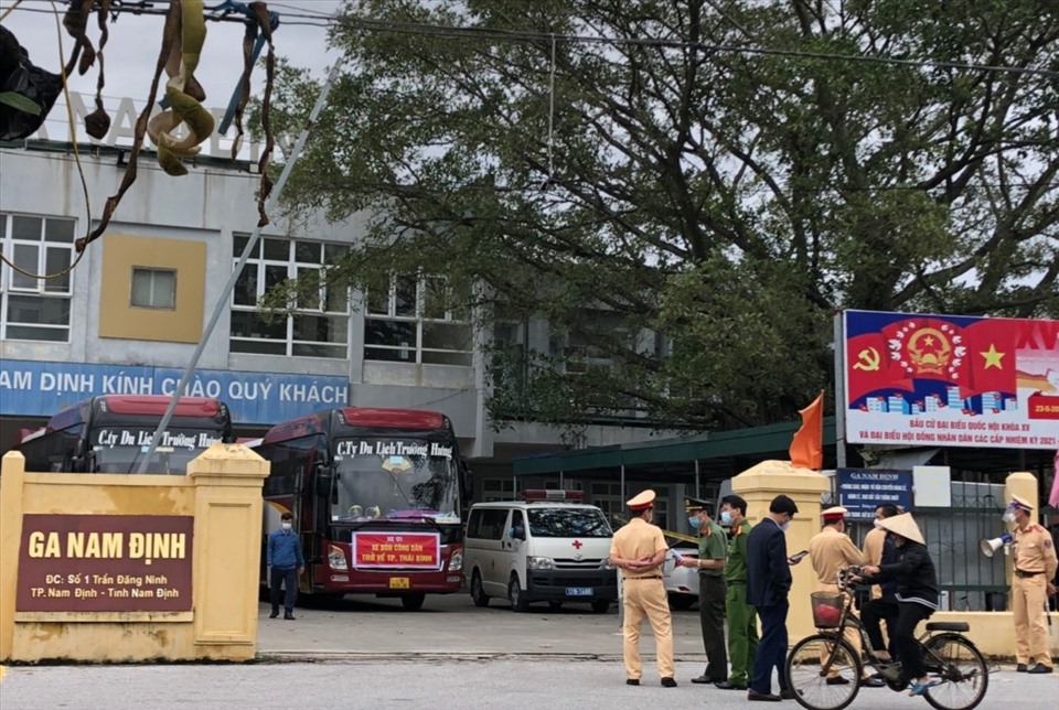 Cơ quan chức năng, lực lượng CSGT tỉnh Nam Định hỗ trợ đảm bảo an ninh trật tự, an toàn phòng chống dịch tại Ga Nam Định để chuẩn bị đón đoàn tàu đầu tiên đưa công dân người Thái Bình về quê. Ảnh: CTV