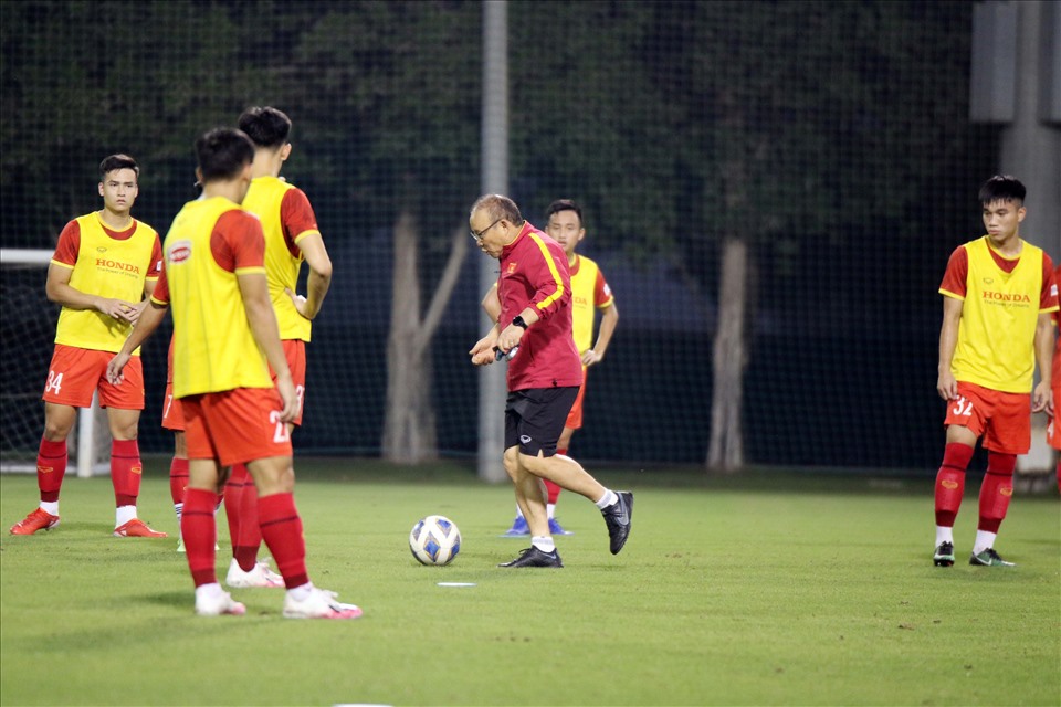 Tại buổi tập này, các cầu thủ đã được huấn luyện viên Park Hang-seo rèn giũa kỹ lối chơi trong cả tấn công và phòng ngự, chuẩn bị cho trận giao hữu quốc tế với U23 Kyrgyzstan, diễn ra vào tối 17.10. Ảnh: VFF