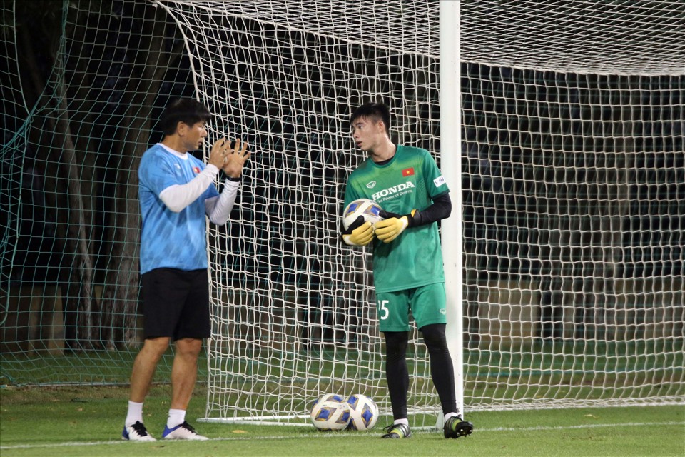 Các thủ môn tích cực tập luyện dưới sự hướng dẫn của thủ môn Kim Hyun-tae. Ảnh: VFF