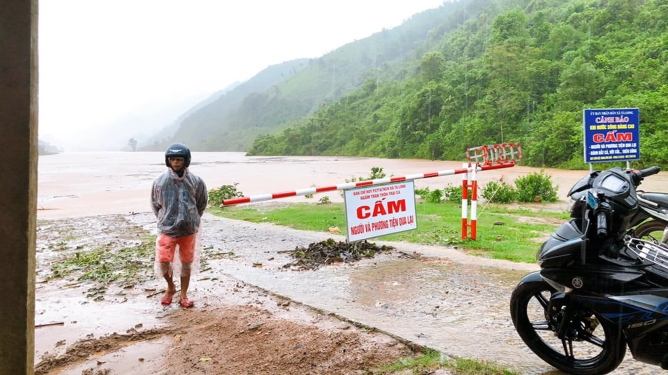 Tất cả các điểm bị ngập nước ở xã Tà Long đều đặt biển cảnh báo cấm người và phương tiện qua lại. Ảnh: CA.