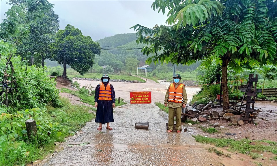 Lực lượng BĐBP CKQT Cha Lo lập rào chắn, canh gác đảm bảo an toàn tại tuyến đường vào bản Ka Ai, xã Dân Hóa, huyện Minh Hóa, bị ngập lụt chia cắt. Ảnh: BĐBP