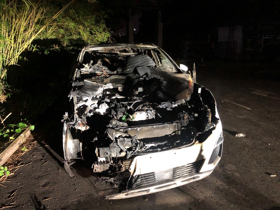 Chiếc ô tô của anh Đ. hư hỏng nặng tại hiện trường vụ cháy.